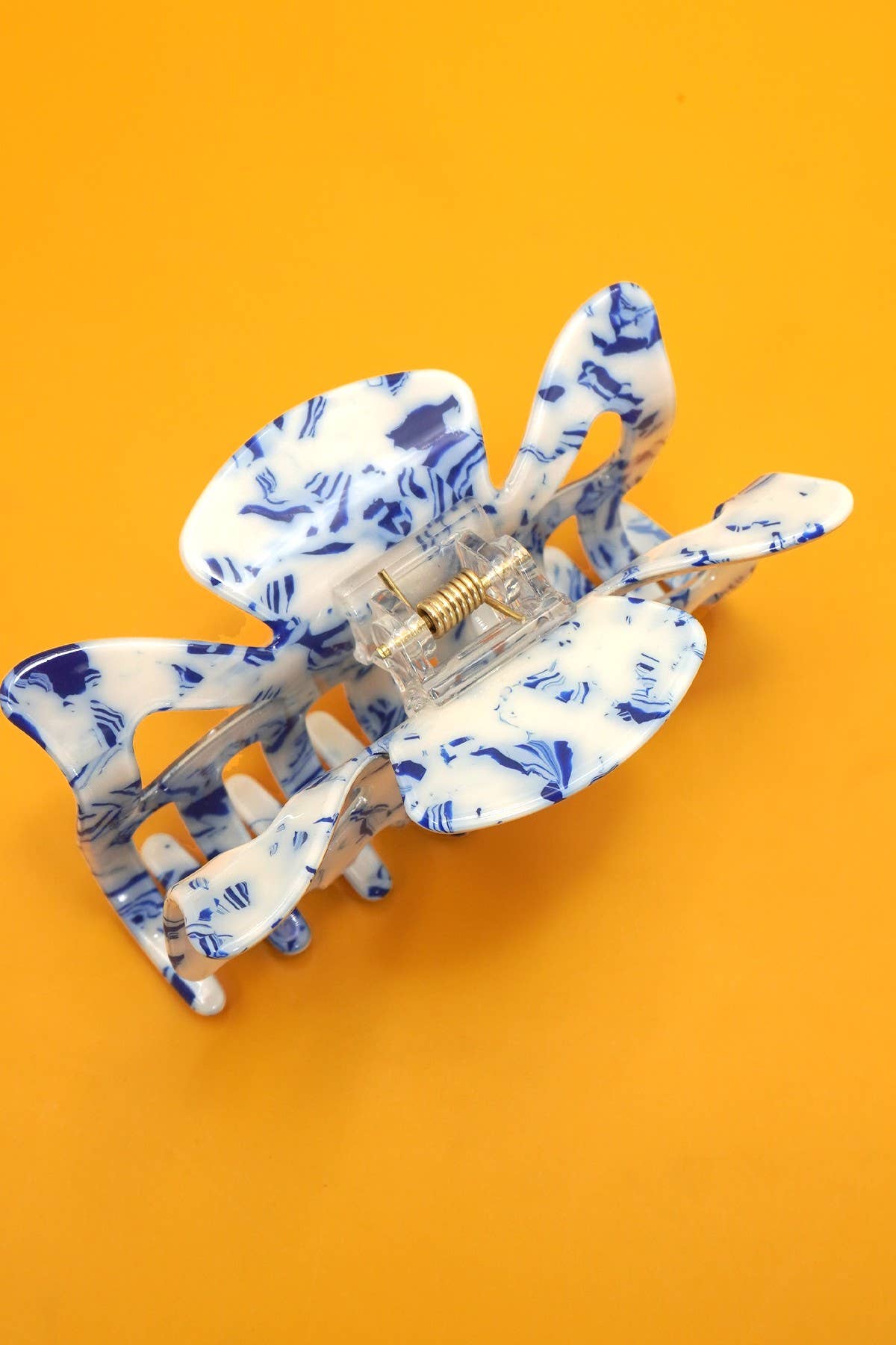 Vintage toile pattern porcelain hair claw clip by Private Label, featuring a classic design and durable ceramic construction.