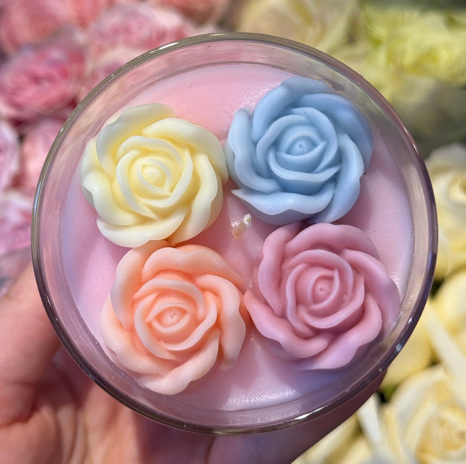 Candier Golden Girls flower candle with a decorative floral design, ideal for home decor and creating a cozy atmosphere.