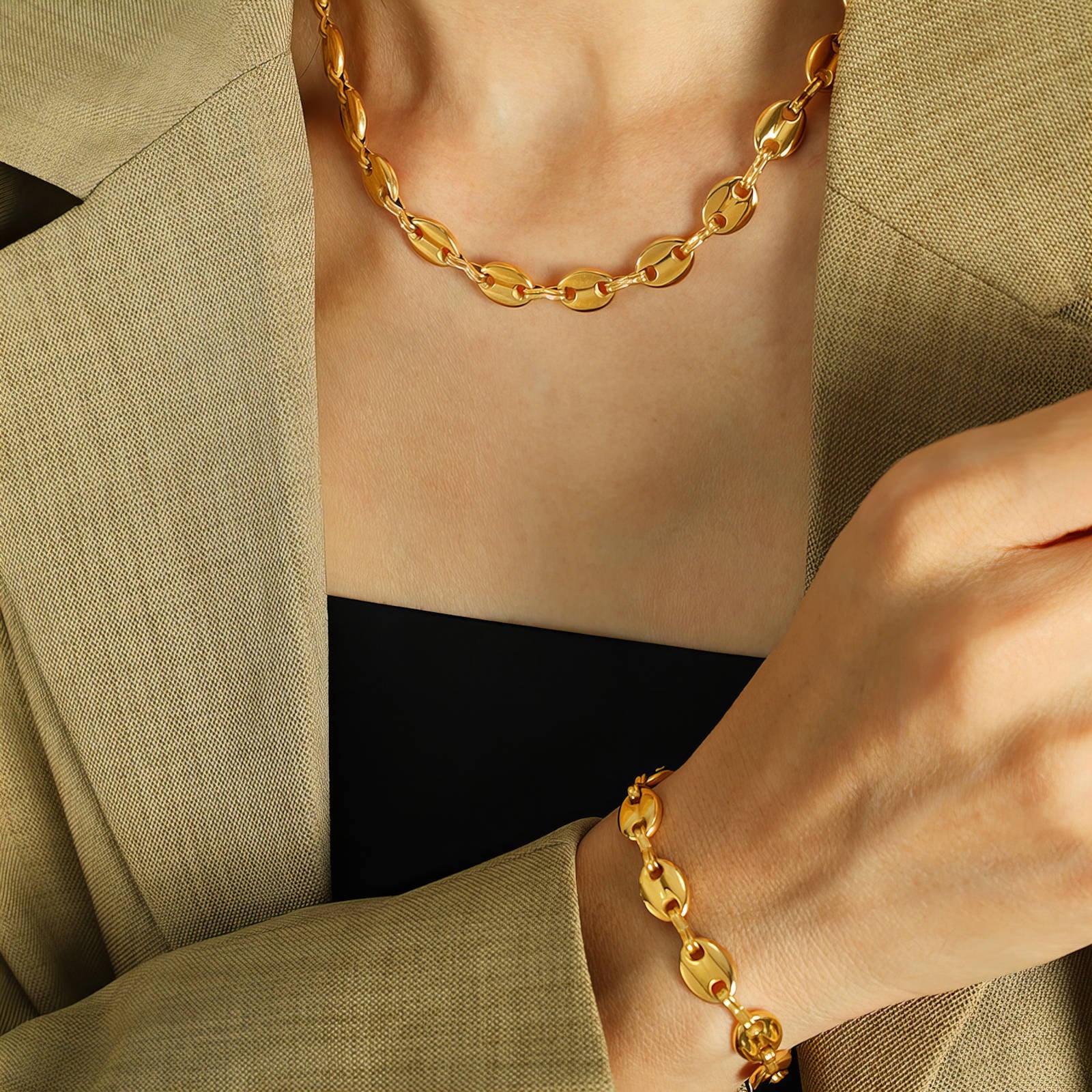 18K gold plated steel Link Bit bracelet featuring interlocking links and a sleek design.