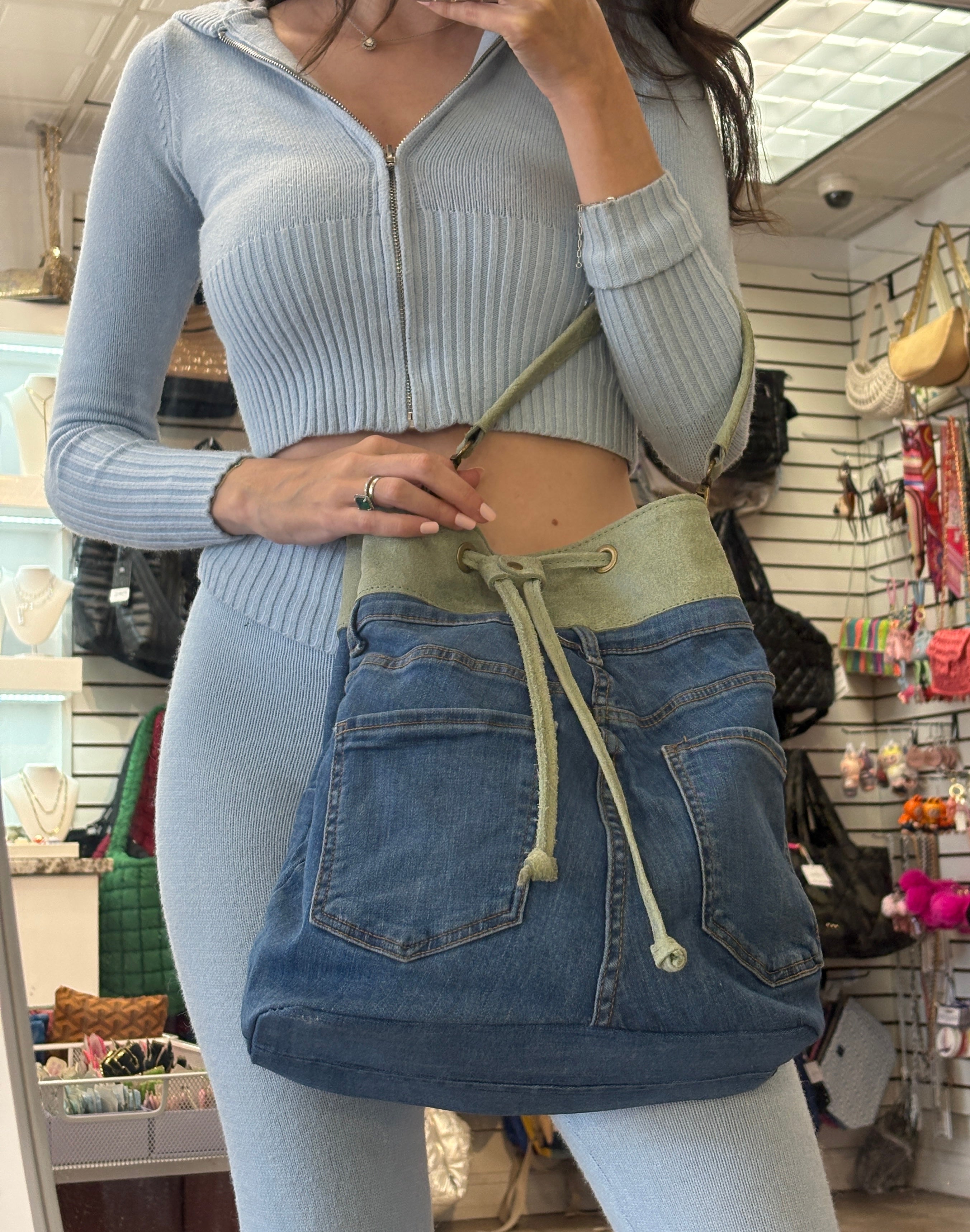 Denim bag Secchiello Teresa with a stylish design and sturdy handle, perfect for casual outings and everyday use.