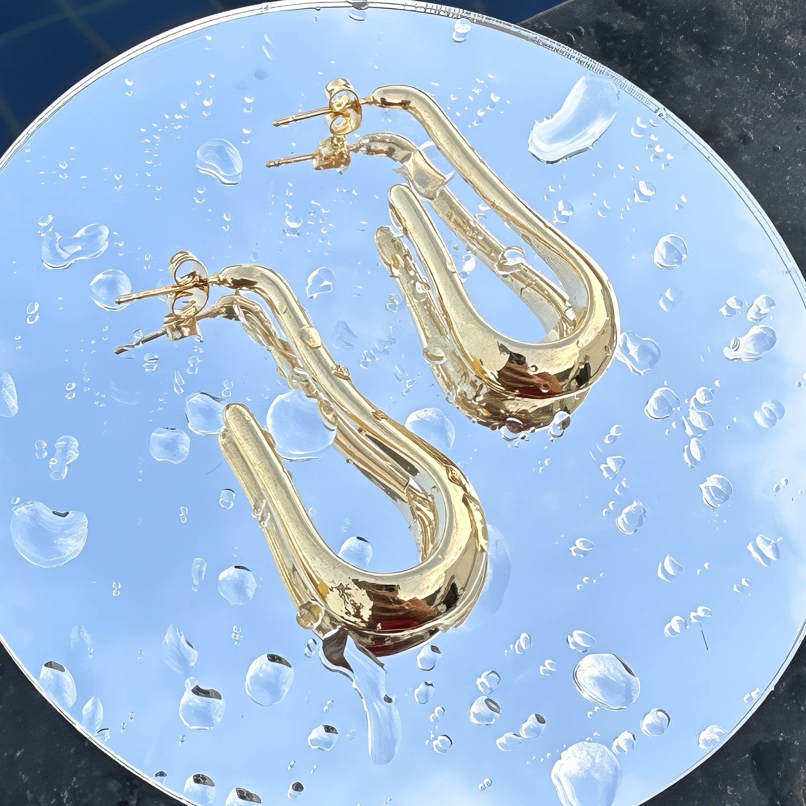 Wavy earrings in 18K gold plated steel, showcasing an elegant design perfect for any occasion.